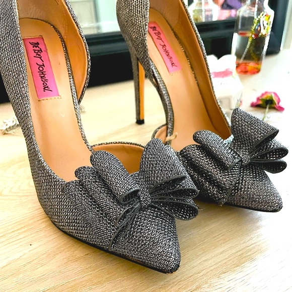 Betsey Johnson Pewter Metallic Glitter Bow Heels - Picture 1 of 9